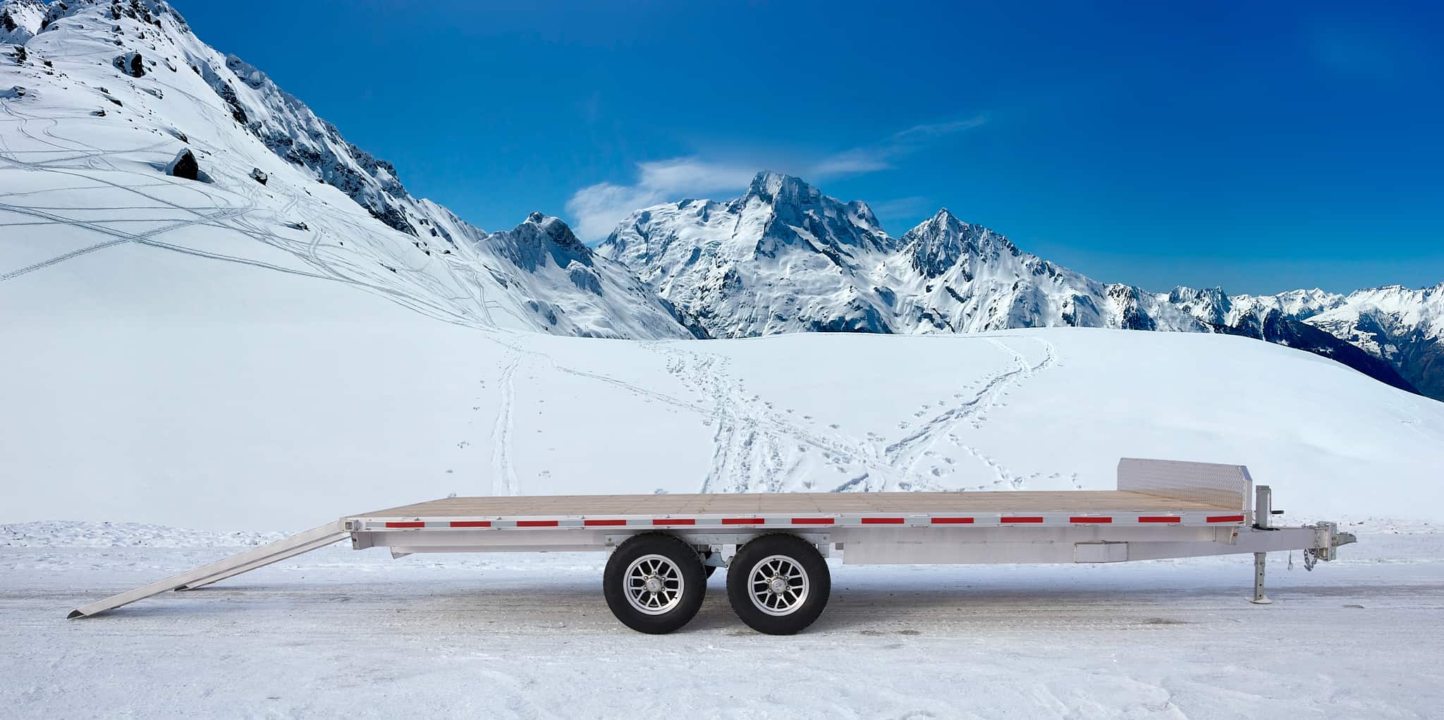 Tandem deckover wheel-under trailer viewed from the right side.